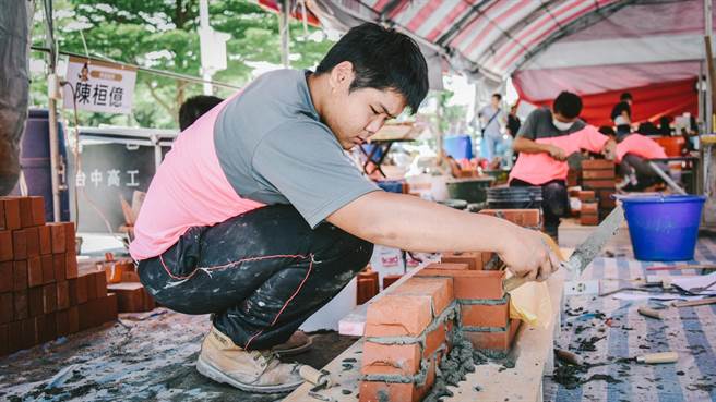 艺术砌筑职类竞赛实况。（台中市政府提供）