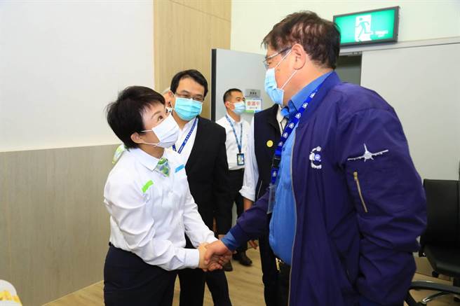 中捷故障報告改善方案審查通過，台中市長盧秀燕(左1)到場致意。（台中市交通局提供／陳淑芬台中傳真）