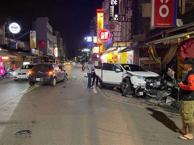 宜蘭縣礁溪鄉5日晚間發生車禍，現場一片狼藉。（胡健森翻攝）