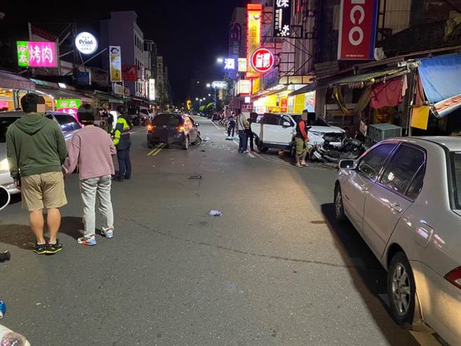  宜蘭縣礁溪鄉5日晚間發生車禍，現場一片狼藉。（胡健森翻攝）