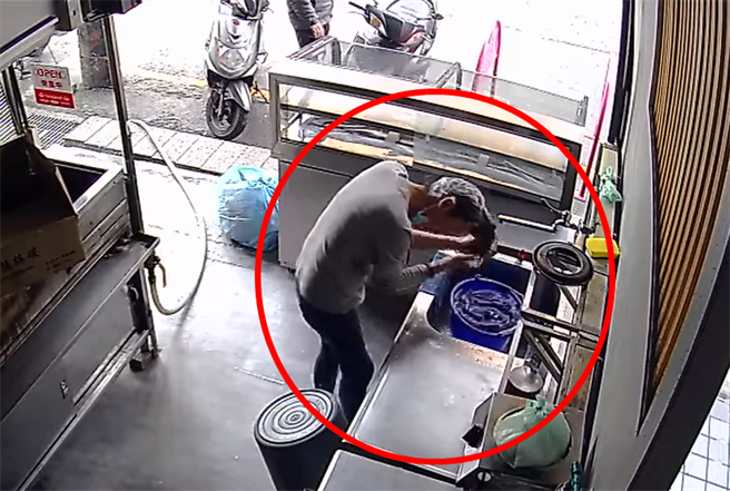 台中市某間燒烤店發現，3日尚未營業時，有一名女子擅自使用洗手台洗頭。（翻攝臉書社團《爆廢公社公開版》）
