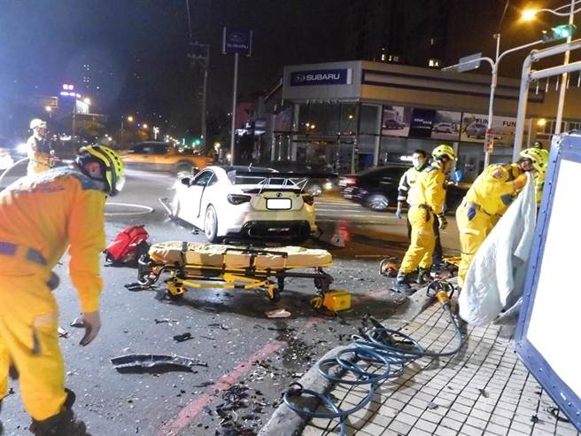 台中市西屯區朝馬路與安和路口時，昨天深夜發生兩車衝撞的意外，救護人員到場進行搶救。（民眾提供）
