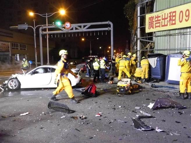 台中市西屯區朝馬路與安和路口時，昨天深夜發生兩車衝撞的意外，救護人員到場進行搶救。（民眾提供）

