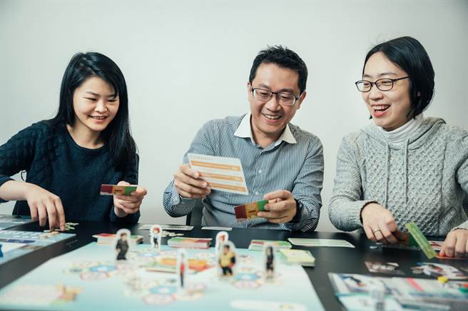 「优乐地永续」将原本复杂生硬的企业社会责任议题软化，透过桌游、AR 帮助大眾轻松理解。（图／林轩朗摄）