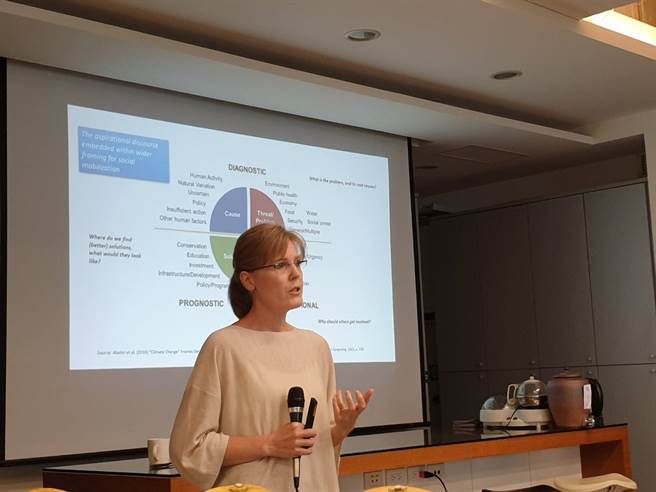 「CSRone 永续智库」与国立政治大学合作，进行永续报告研究案的专案分享。（图／林轩朗摄）