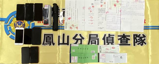 警方现场查扣被害人签立本票22张、债务授权委托书2张、空白本票3本、折迭刀1把、伸缩甩棍1支、点钞机1台、手机8支等不法证物。（柯宗纬翻摄）