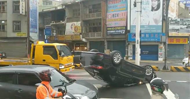 游姓男子驾车翻覆，警方获报处理，发现酒测值达0.2毫克。（翻摄照片／赖佑维桃园传真）