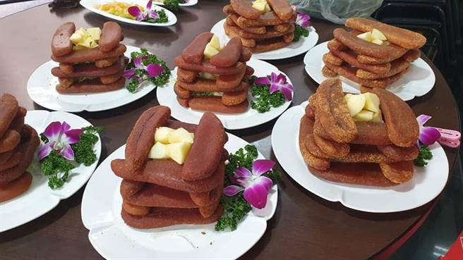 不少網友跟著分享南部才有的超狂辦桌料理，只見一片片烏魚子疊在盤子上。（圖／翻攝自爆料公社）