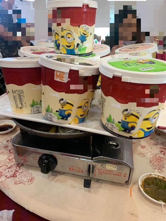 許多網友分享南部喜宴都超猛，飯後甜點曾看過直接一人一桶冰。（圖／翻攝自爆料公社）