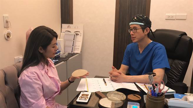 邱浚彦认为，胸部整型已经愈来愈自然，「浑然天成」的感觉并不难。(戴志扬翻摄)