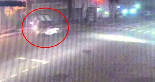 台中市1辆小货车左转遭自小客铲翻，撞击瞬间曝光，相当惊悚。（图／翻摄画面）