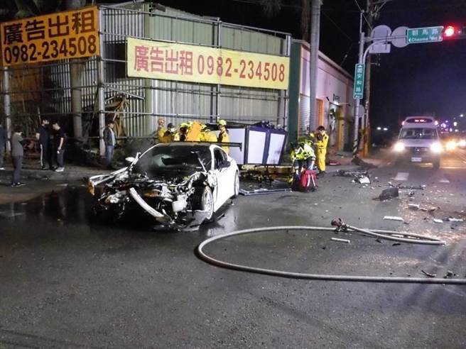 这起车祸现场临乱不堪，小货车和轿车车体严重凹陷变形，可见当时撞击力道猛烈。（图／翻摄画面）