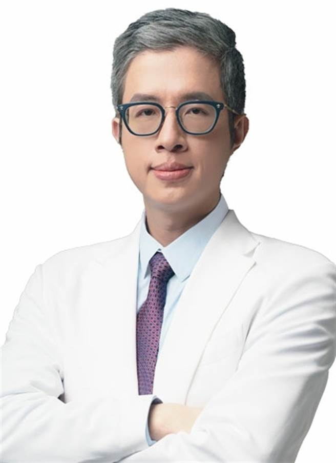 邱浚彦表示，爱美女性应多谘询医师的意见再做调整。(戴志扬翻摄)