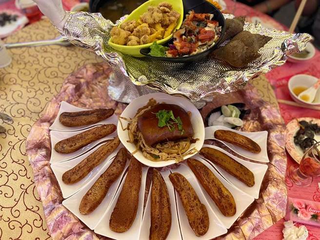 南部超狂喜宴，乌鱼子直接整片上桌。（图／翻摄自爆料公社）