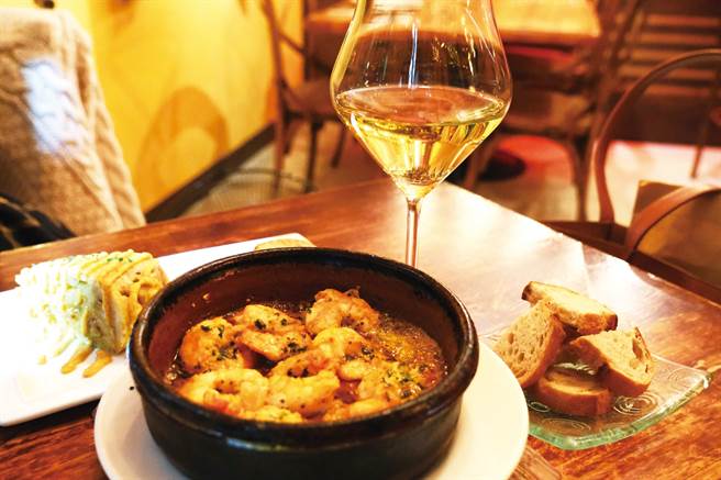 「蒜辣虾」是极下酒的Tapas选择。（图／谢三泰摄）