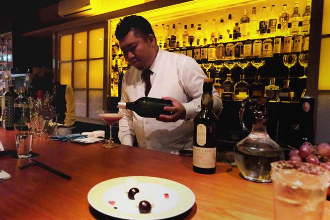 除了料理，「BAR 忠Chu」老板扇野忠和的调酒手艺也是一把罩。（图／谢三泰摄）