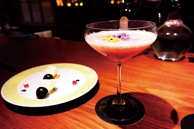 季节性的草莓调酒，以进口的日本草莓调制，显示「BAR 忠Chu」对食材的重视。（图／谢三泰摄）