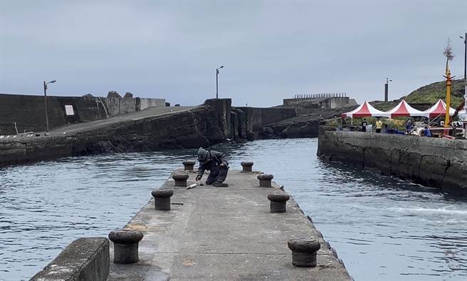 海巡署大溪安检所5日执行安检时，于一艘大溪籍渔船上发现一枚未爆弹。（图／海巡署提供）