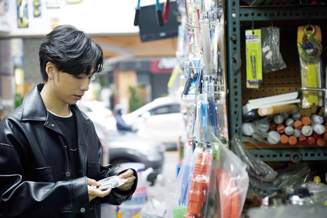 太原路上琳琅滿目的材料行，是儲榢逸購買特效道具的好地方。（圖／黃政達攝）