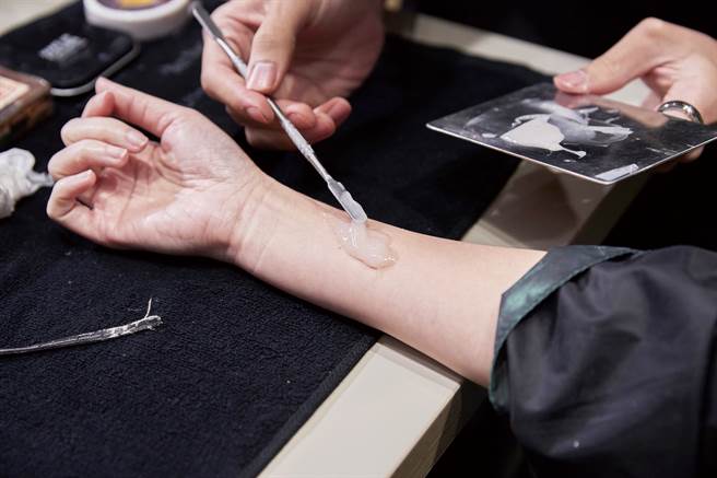 製作傷妝之前必須先在皮膚表層以白膠打底，再透過調色盤，調出符合戲劇效果的色彩。（圖／黃政達攝）