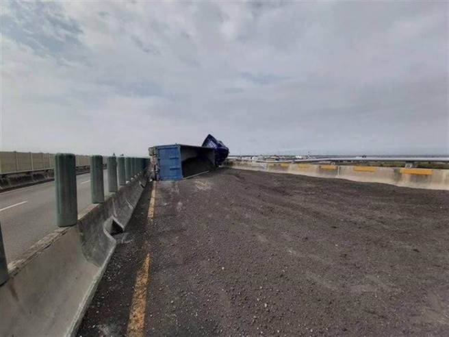 大货车翻覆西滨台中大安段，车上载运砂石倾泻一地。（民眾提供／王文吉台中传真）