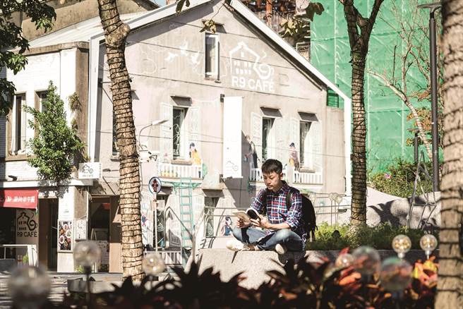 「心中山线形公园」是dato在城市中喜欢的阅读歇脚处。（图／陈晋生摄）