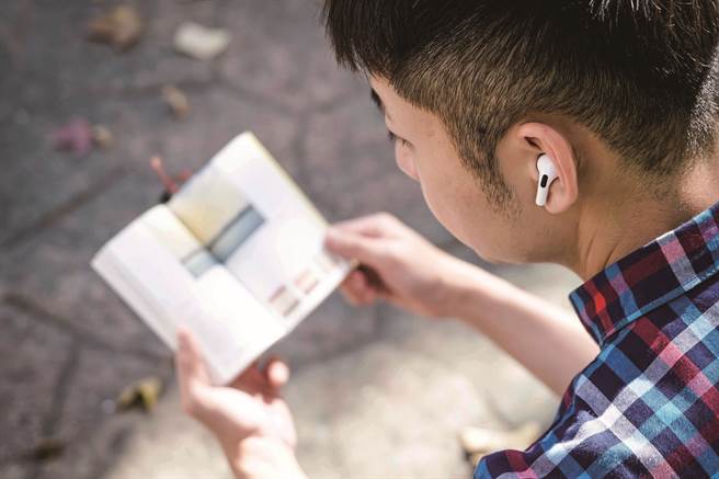 在手机里存好属于自己的「阅读曲目」，处处都能营造适合阅读的环境。（图／陈晋生摄）