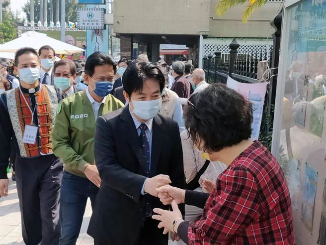 副总统赖清德参加「开台西医、世纪传爱」纪念园游会，受到民眾热烈欢迎。（洪荣志摄）