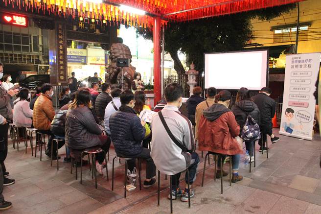 昨晚于丰原区丰原慈济宫庙埕举办第2场说明会。（台中市政府提供）