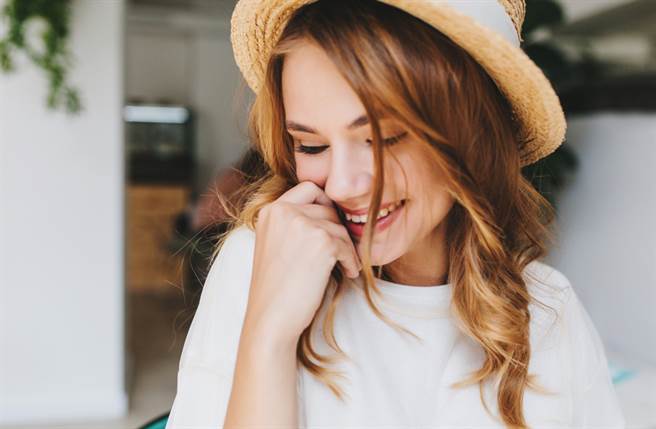 每个人表达爱的方式都不同，尤其害羞的人总是爱在心里口难开。（图／Shutterstock）