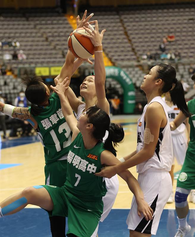 淡商郭虹廷（中）儘管有身高优势，但今天面临对手强力挑战。（高中体总提供）