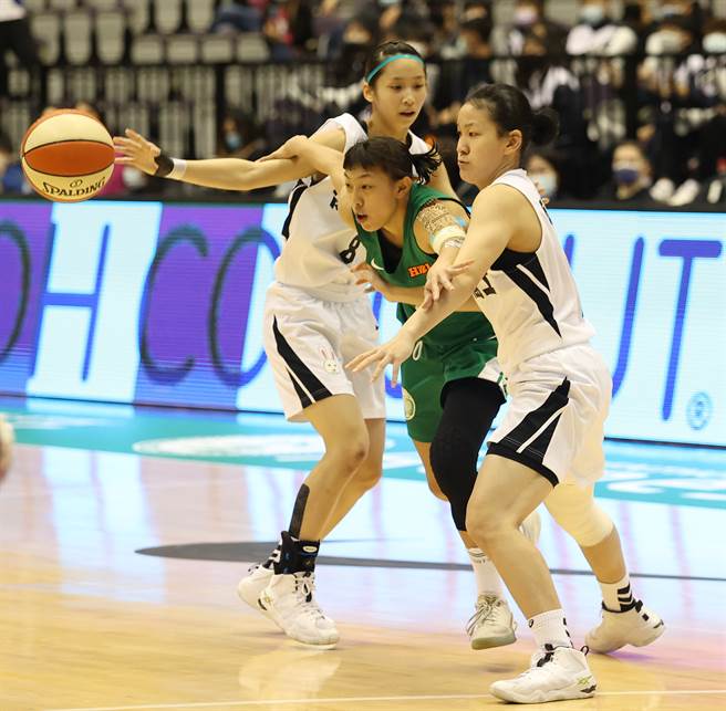 阳明张聿岚（中）面对淡商球员包夹，努力突破。（高中体总提供）