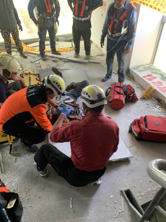 南科园区一处厂房上午进行拆除作业时，发生工安意外，一名工人遭到高处掉落的铁条砸伤、头破血流。（读者提供／庄曜聪台南传真）