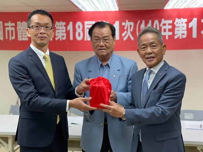 桃园市体育会改制总会，前任会长叶政彦(右)在监事主席赖文郎(中)的协助下将印信交接给新科理事长叶俊毅(左)。(桃园市体育总会提供)