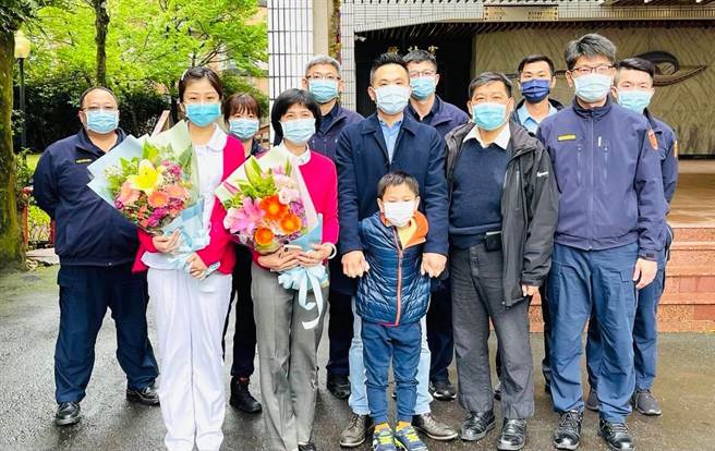 陳以信前往檢疫所送花與水果感謝防疫與醫護人員(取自陳以信臉書)