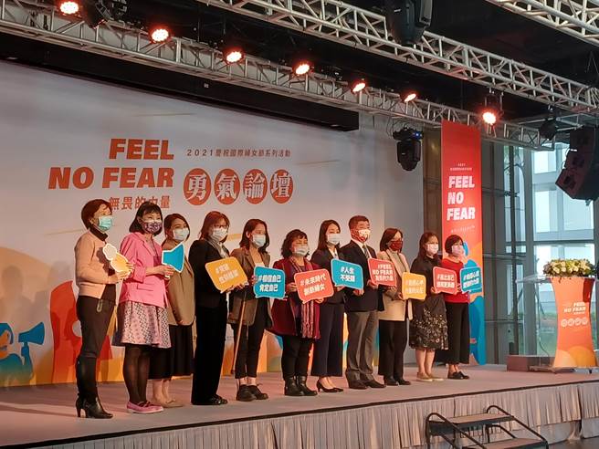 38妇女节将至，卫福部长陈时中今出席「NO FEAR 无畏的力量 ｜ 勇气论坛」，向参与一线防疫工作的女性表达感谢与祝福。他也特别分享了自己的生活经歷，坦言自己年轻的时候荒唐过，面对问题会选择逃避，但所幸家人和朋友不会让自己逃得太远。（林周义／摄影）