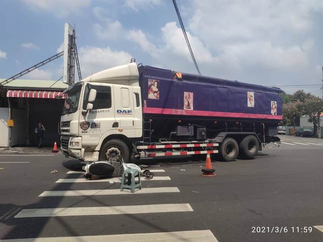 一辆机车三贴6日在阿莲区忠孝路与和平路口与大货车发生擦撞，图为车祸现场。（翻摄照片／林瑞益高雄传真）