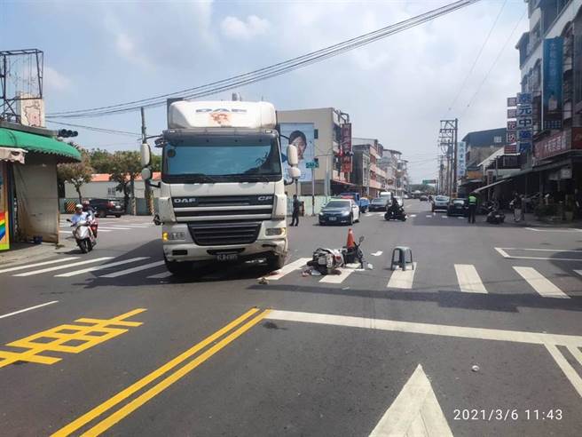 一辆机车三贴6日在阿莲区忠孝路与和平路口与大货车发生擦撞，图为车祸现场。（翻摄照片／林瑞益高雄传真）
