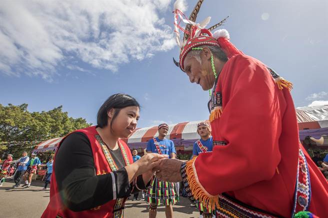 致力推动阿美族文化传承的县议员林秉君（左），希望原民语言推广人员能增加阿美族，原民迁徙到新竹县的故事做口述歷史。（罗浚滨摄）