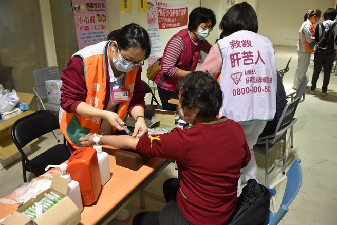 苗栗县卫生局与肝基会等6日开始在通霄镇推动C肝筛检计画。（谢明俊摄）