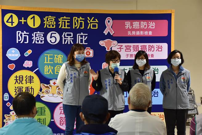 苗栗县副县长邓桂菊（左二）感谢肝基会、苑里李综合医院、山水米公司及卫生局同仁共同努力灭肝炎。（谢明俊摄）