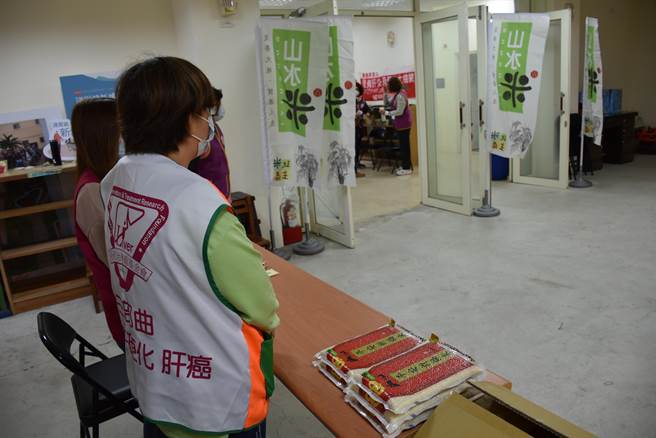 泉顺食品山水米公司赞助祈福米送给前来筛检民眾，一人一包。（谢明俊摄）