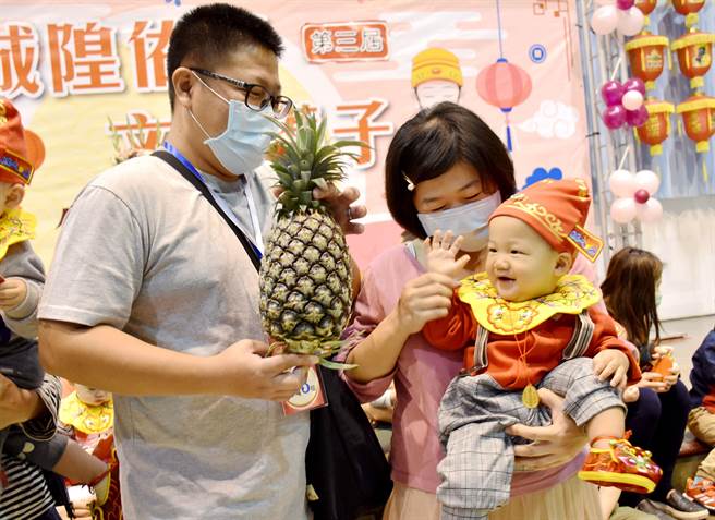 現場並贈送一顆鳳梨給參與家庭，全嘉一起支持農民。（呂妍庭攝）