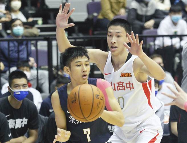 南山宋昕澔（右）和东泰廖慈恩（左）互相攻防。（张铠乙摄）