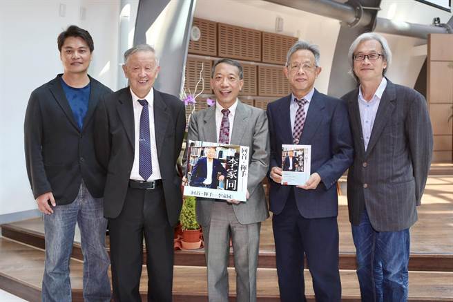 静宜大学前校长李家同出书《回首．挥手》，静宜教职员工表敬佩！（静宜大学提供／陈世宗台中传真）