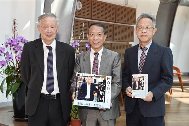 静宜大学校长唐传义表示，李老师是学者的典范，他用新书《回首．挥手》代表心境，他的「挥手」其实也是跟年轻人「招手」，希望要有更高的远景。（静宜大学提供／陈世宗台中传真）