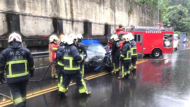 新北市五股區6日發生車禍，一輛藍色BMW撞上貨車後，再擦撞路邊燈桿。（翻攝照片／戴上容新北傳真）