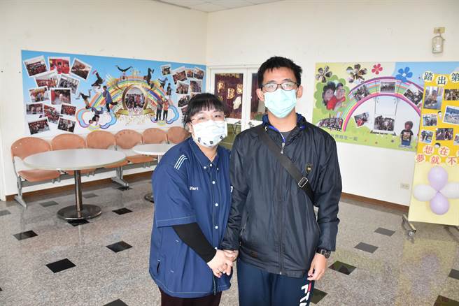 来自福建福州的李灼英（左）希望她与儿子未来能够回馈家扶中心。（谢明俊摄）