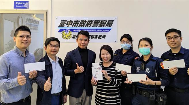 陳蓀裕有感女警在工作職場辛勞實屬不易，特邀擔任知名連鎖女子SPA名店副總經理的好友共同來派出所慰勞女警及工友，致贈SPA體驗券。（警方提供）