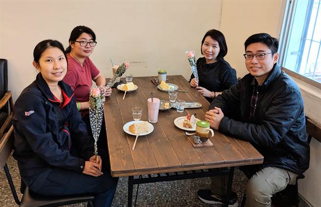 林澤聰在用餐時段，特邀請女警及工友共享美味蛋糕與下午茶，傾聽所內女警的工作心聲，並給予肯定與積極的回應。（警方提供）